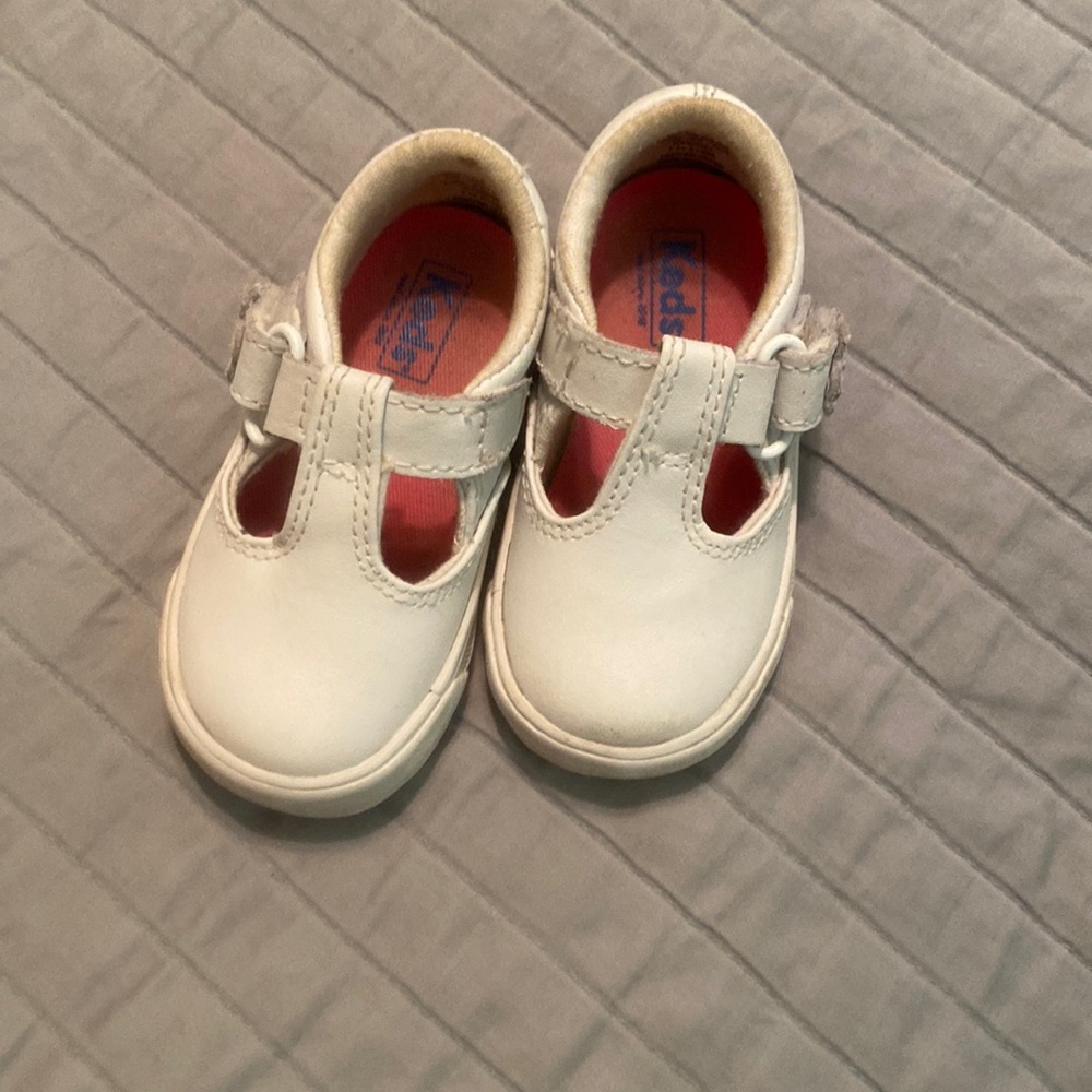 T strap keds